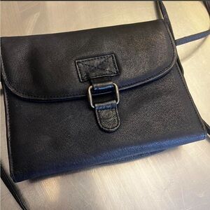 Navy blue leather crossbody bag and zipper closure #crossbody #leatherbag
